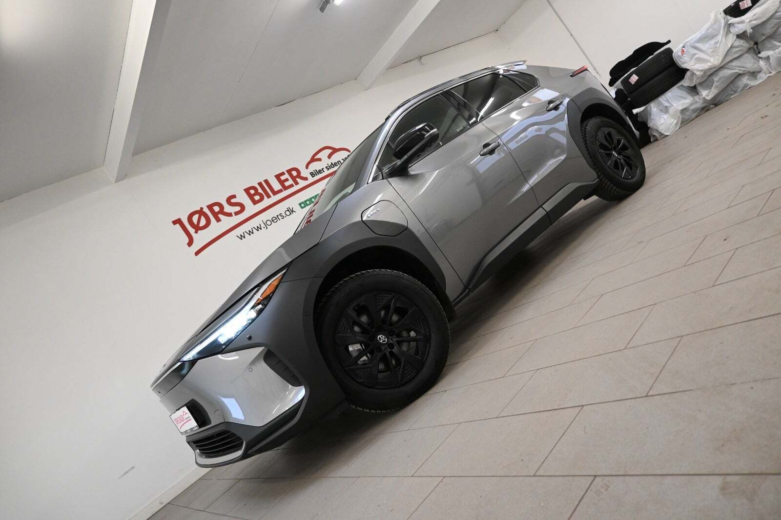 Grå Toyota BZ4X fra 2024