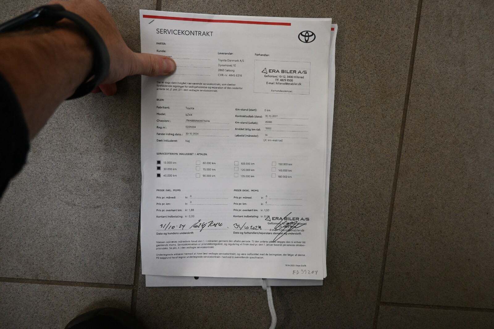 Grå Toyota BZ4X fra 2024