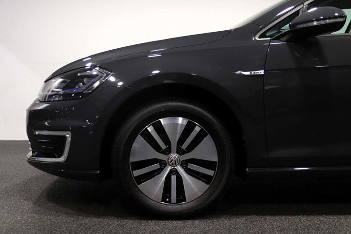 Grå VW e-Golf VII fra 2020