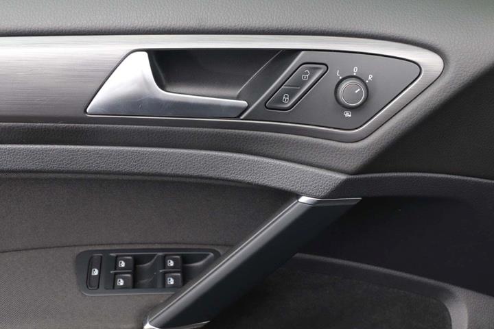 Grå VW e-Golf VII fra 2020