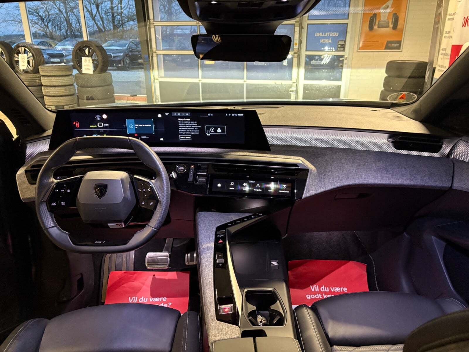 Blå Peugeot e-5008 fra 2024