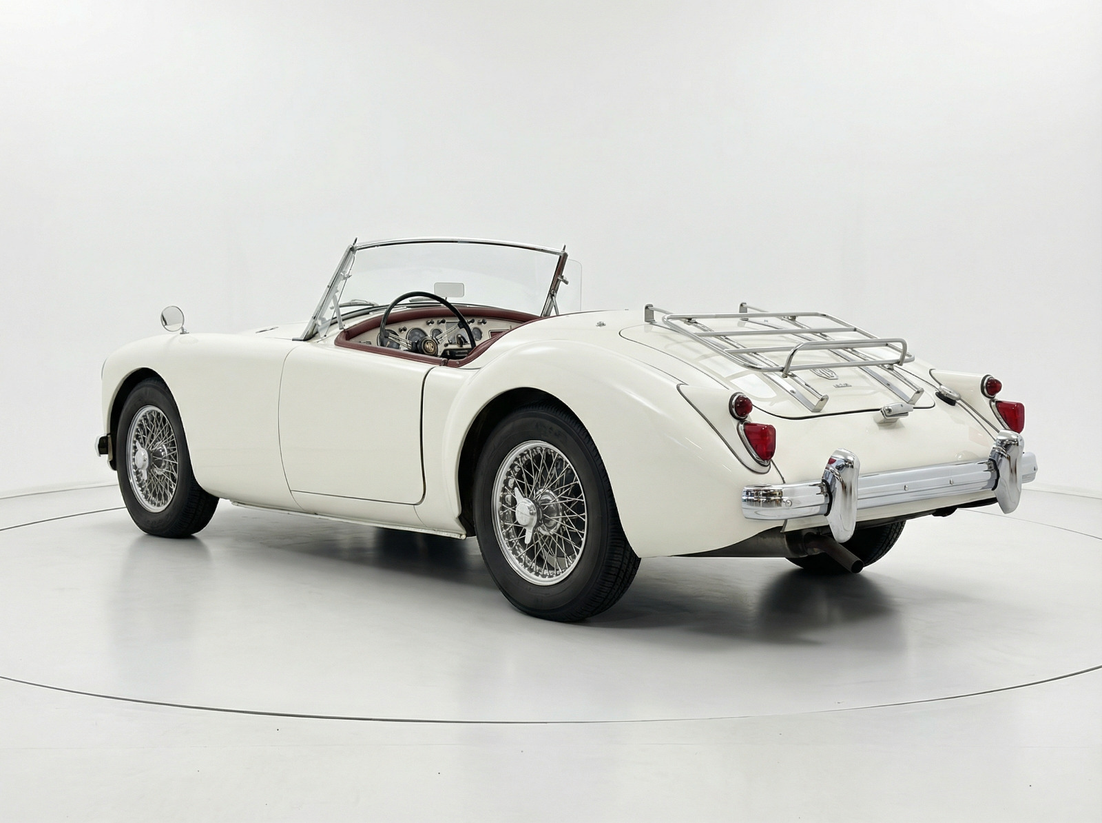 Hvid MG A fra 1960 set udefra