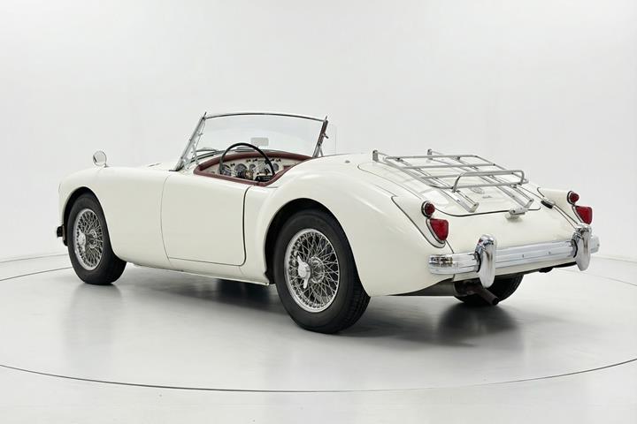 Hvid MG A fra 1960 set udefra
