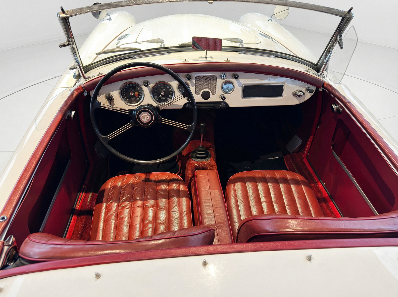 Hvid MG A fra 1960 set indefra