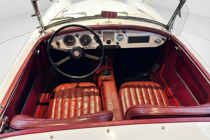 Hvid MG A fra 1960 set indefra