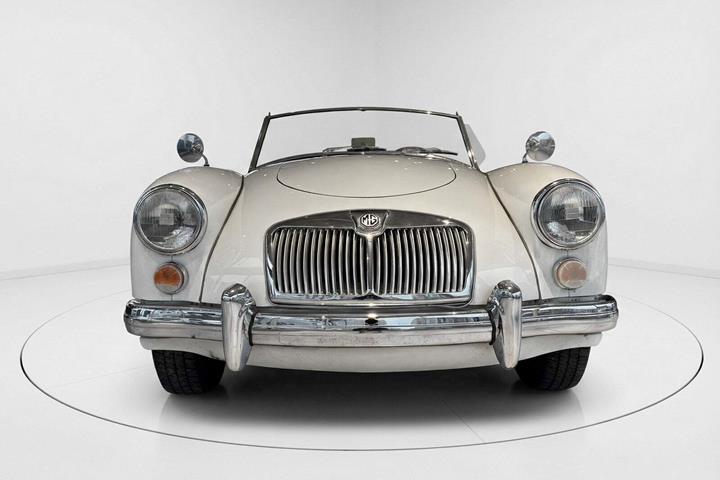 Hvid MG A fra 1960 set udefra