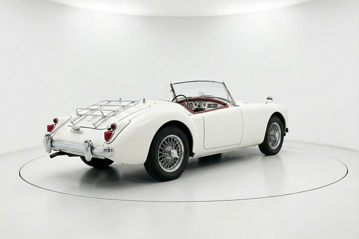 Hvid MG A fra 1960 set udefra