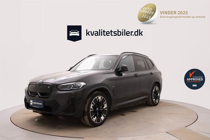 Grå BMW iX3 fra 2022 set udefra