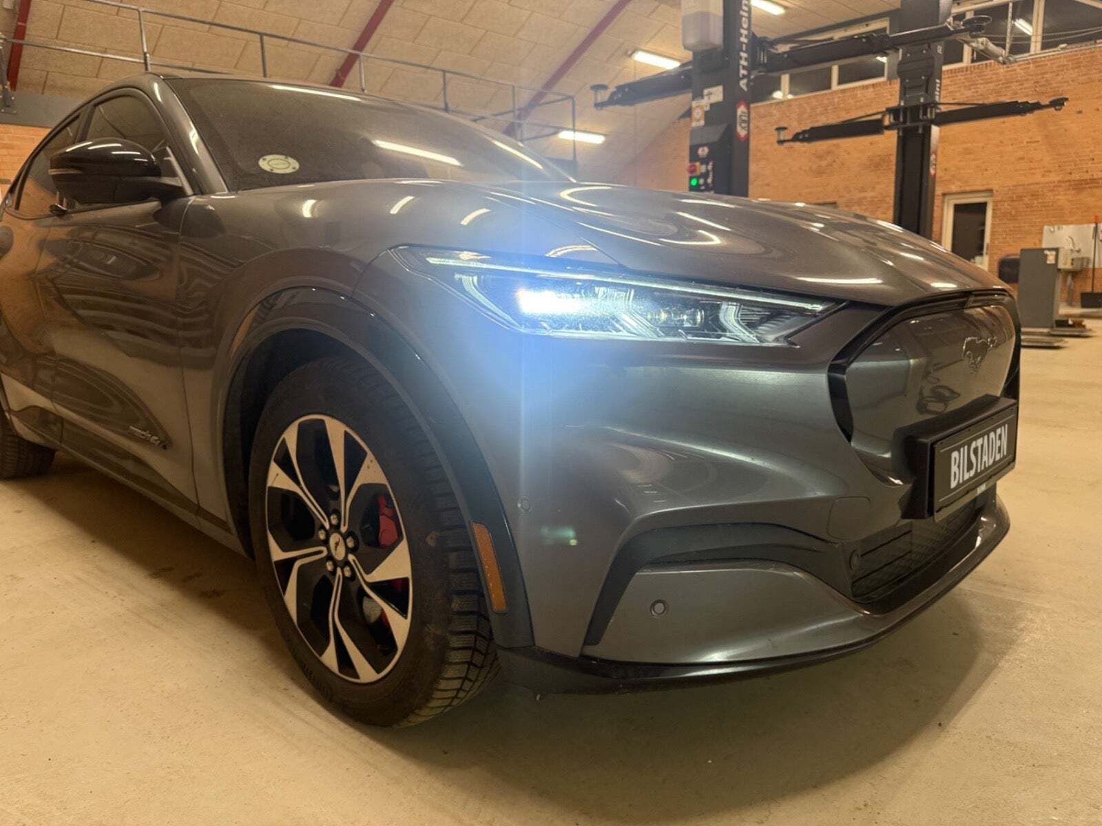 Grå Ford Mustang Mach-E fra 2021