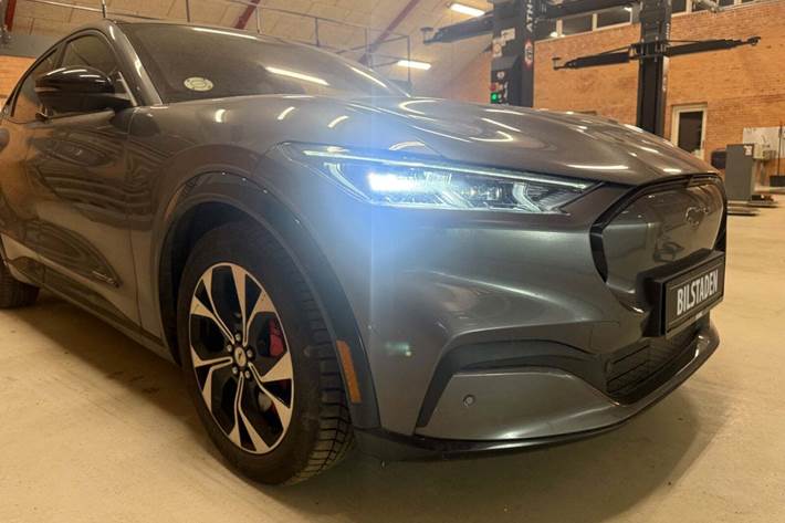 Grå Ford Mustang Mach-E fra 2021