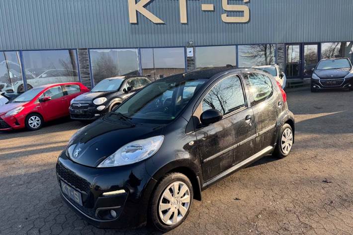Sort Peugeot 107 fra 2013 set udefra