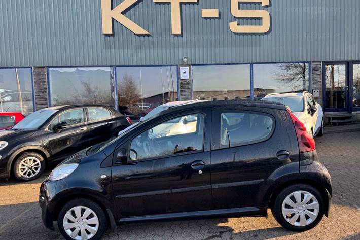Sort Peugeot 107 fra 2013