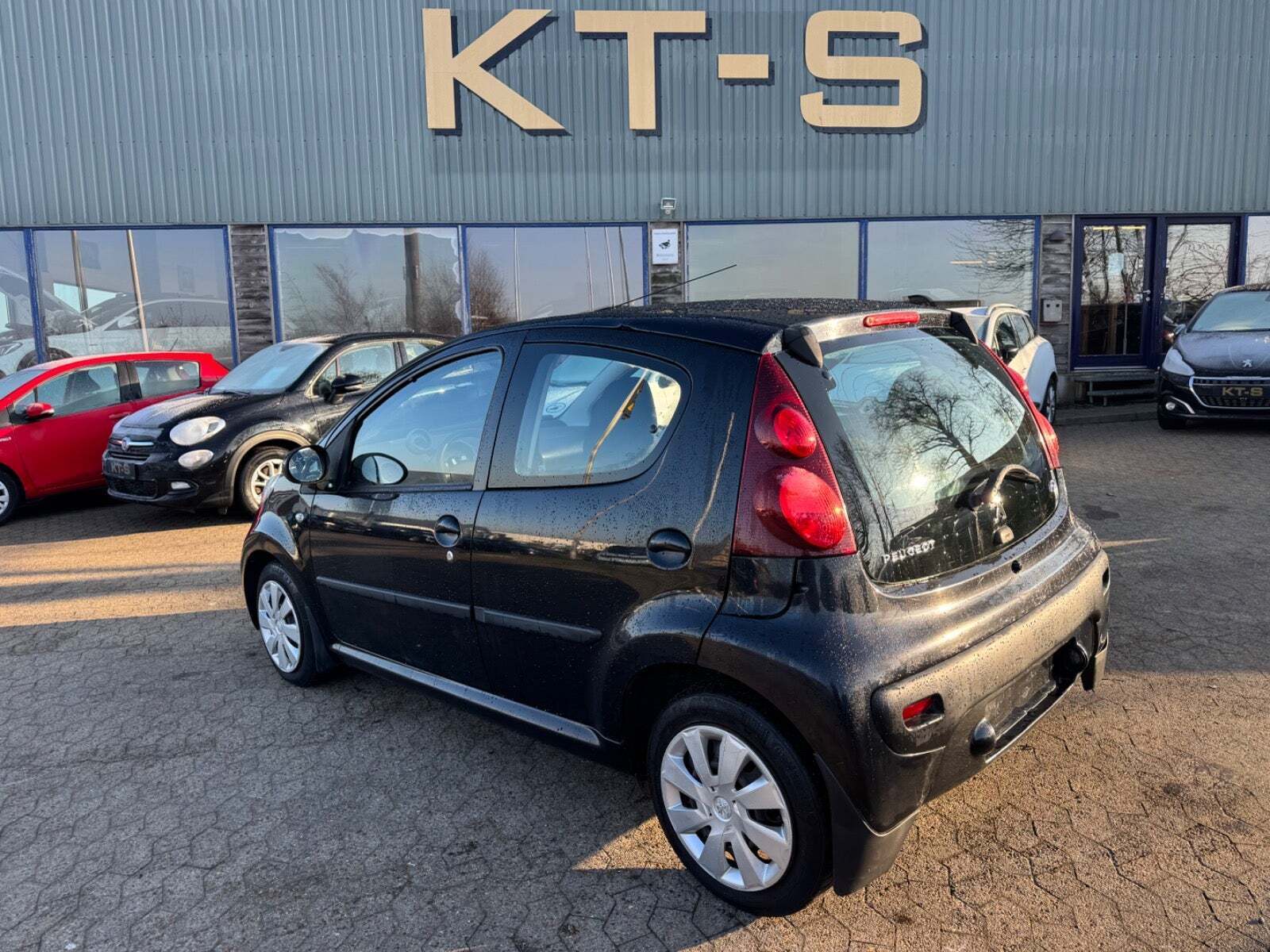 Sort Peugeot 107 fra 2013