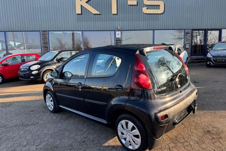 Sort Peugeot 107 fra 2013
