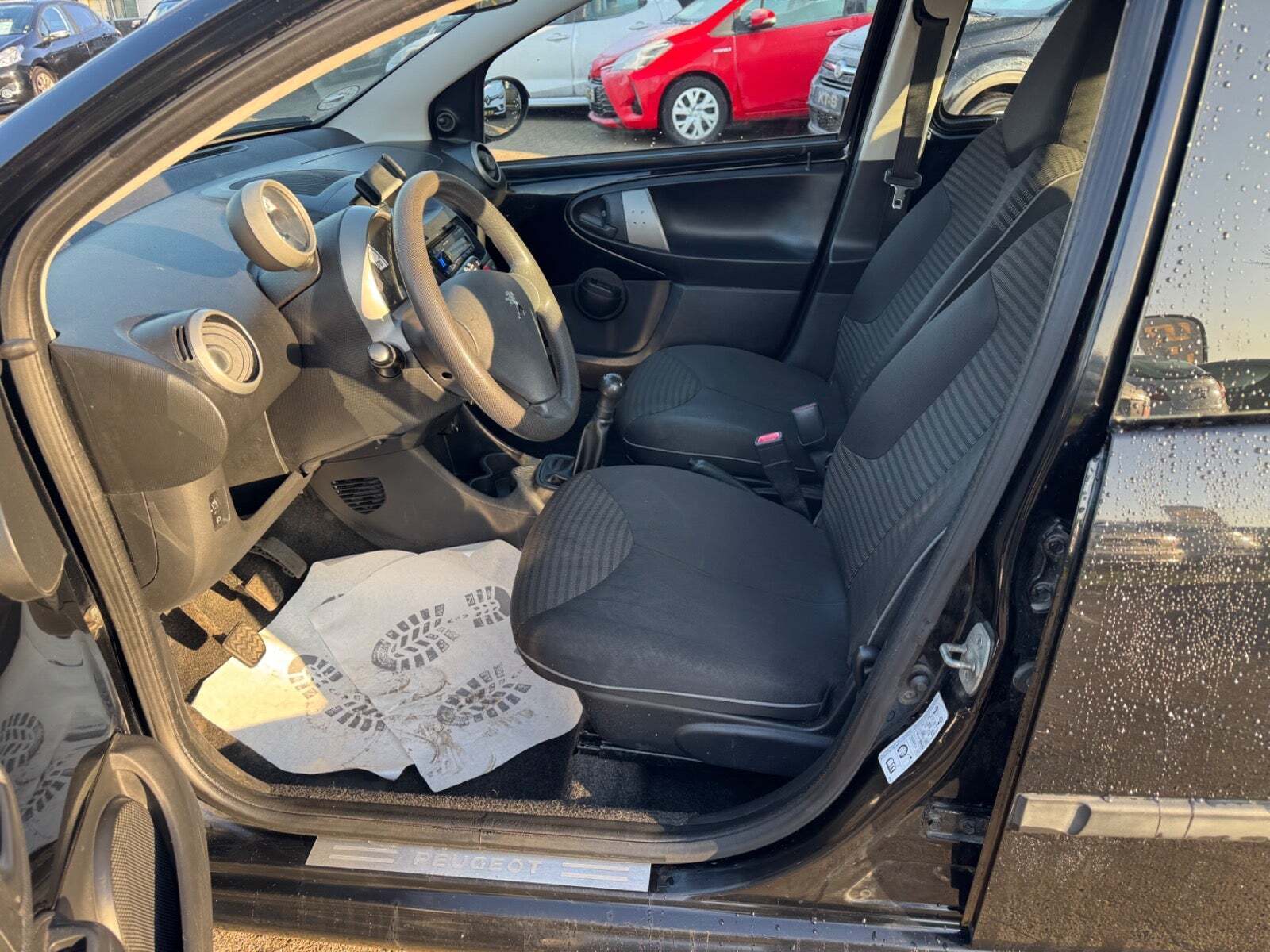 Sort Peugeot 107 fra 2013