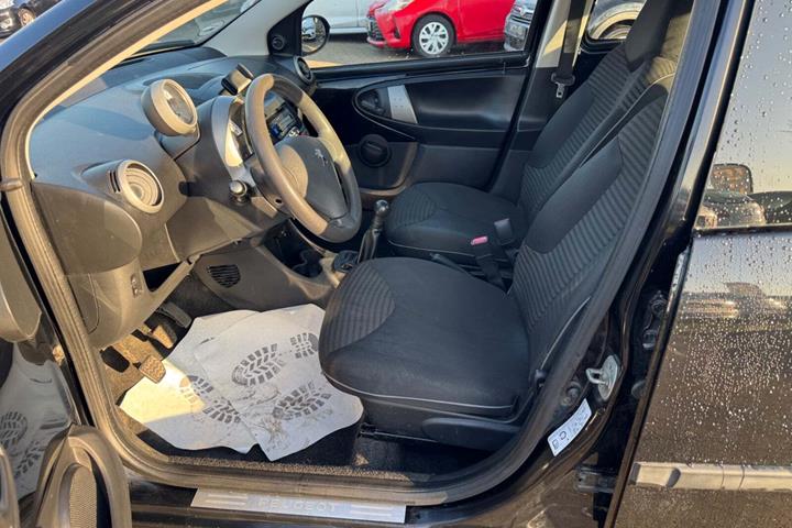 Sort Peugeot 107 fra 2013