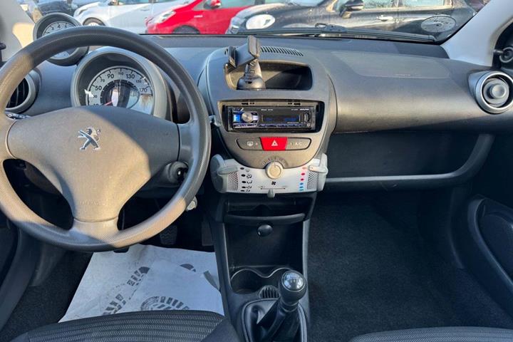 Sort Peugeot 107 fra 2013