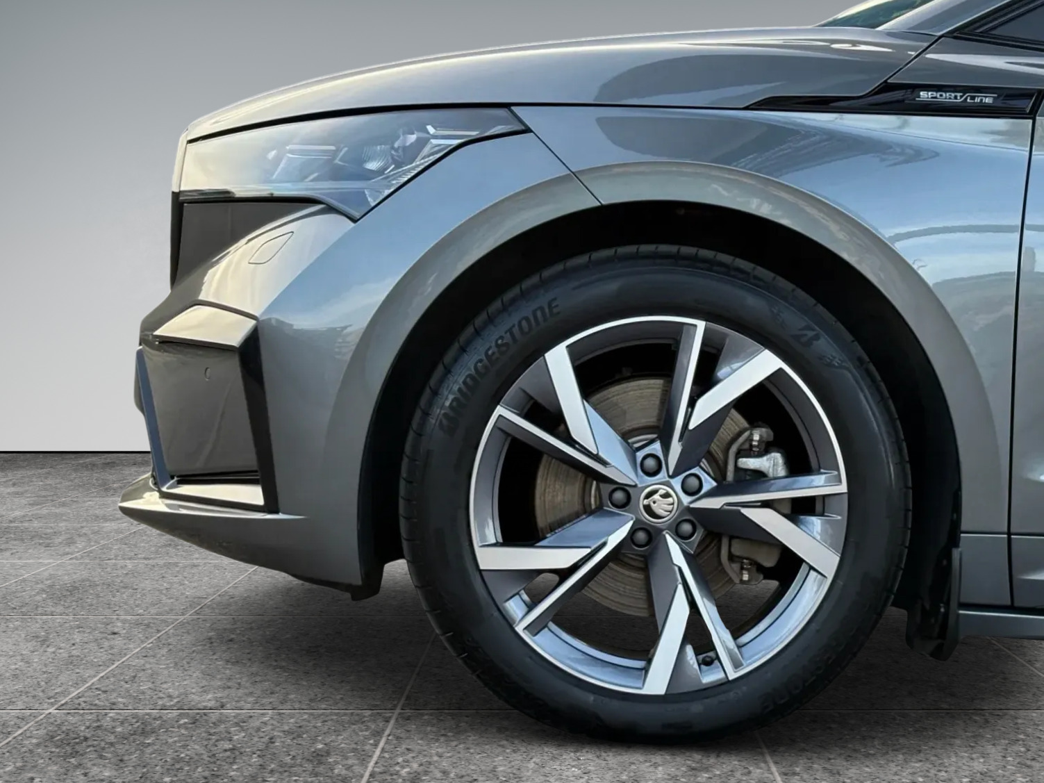 Grå Skoda Enyaq fra 2024