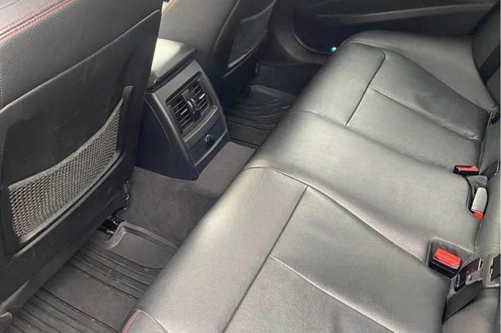 Grå BMW 318d fra 2013