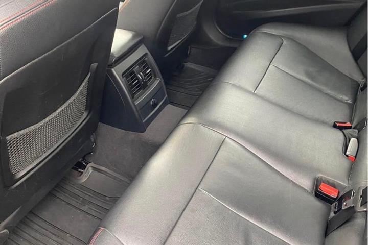 Grå BMW 318d fra 2013