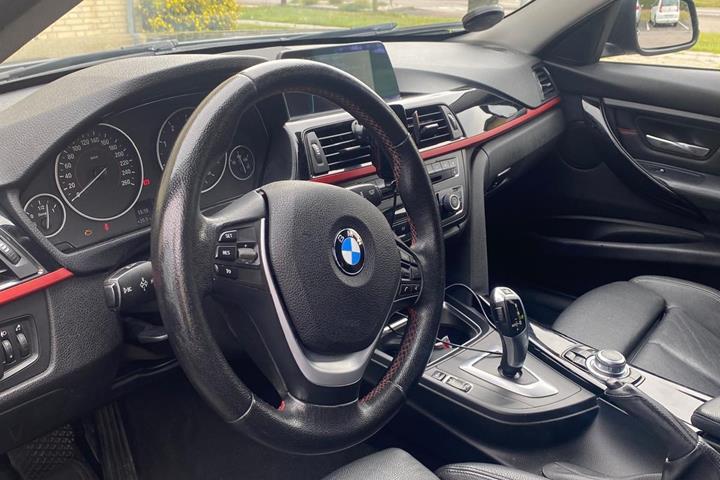 Grå BMW 318d fra 2013