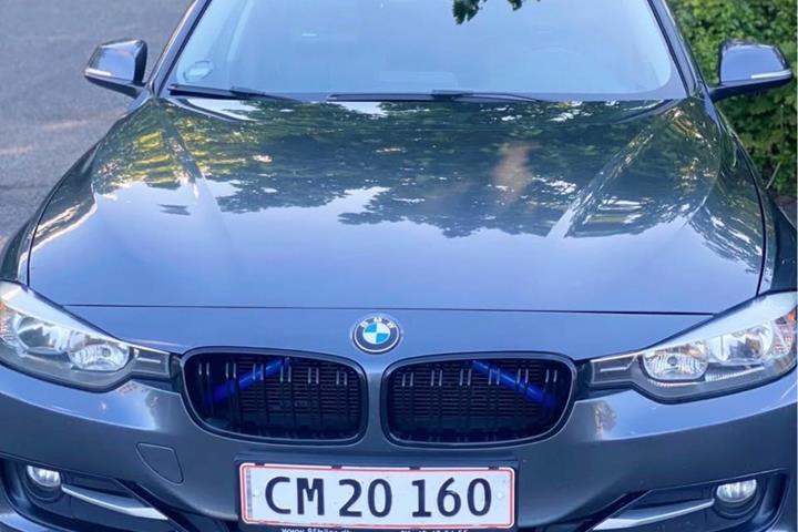 Grå BMW 318d fra 2013