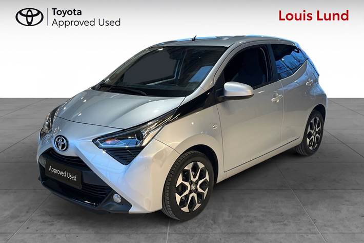 Sølv Toyota Aygo fra 2021 set udefra