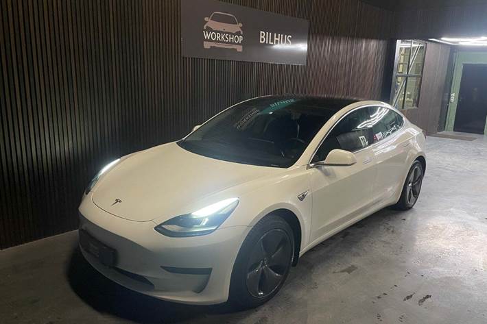 Hvid Tesla Model 3 fra 2020 set udefra