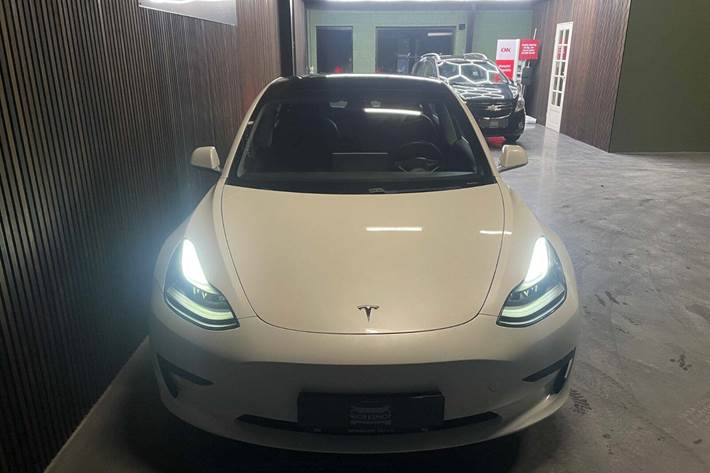 Hvid Tesla Model 3 fra 2020