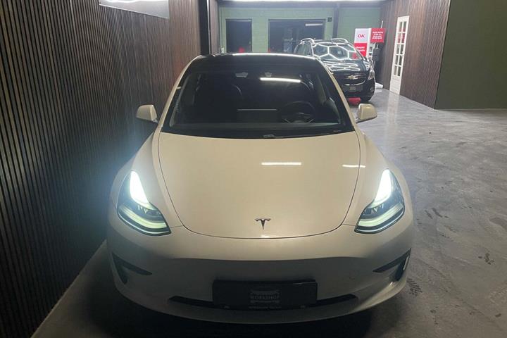 Hvid Tesla Model 3 fra 2020