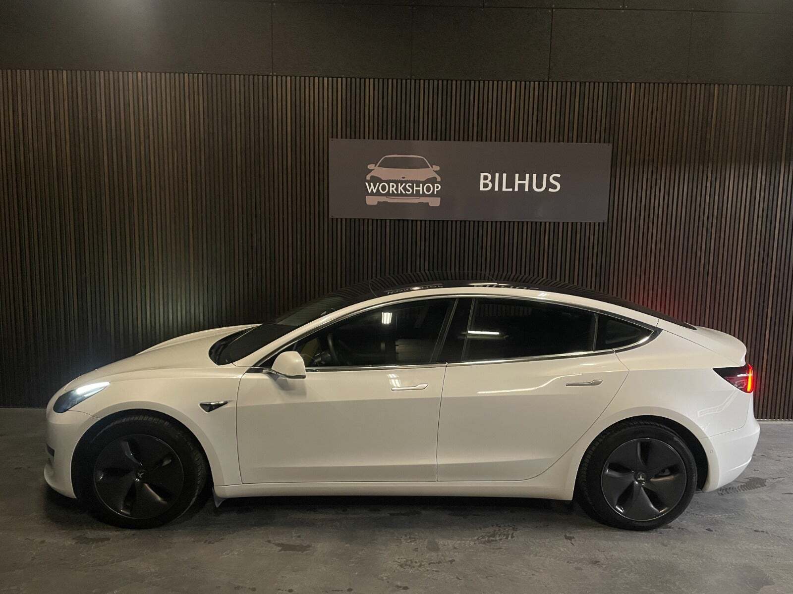 Hvid Tesla Model 3 fra 2020