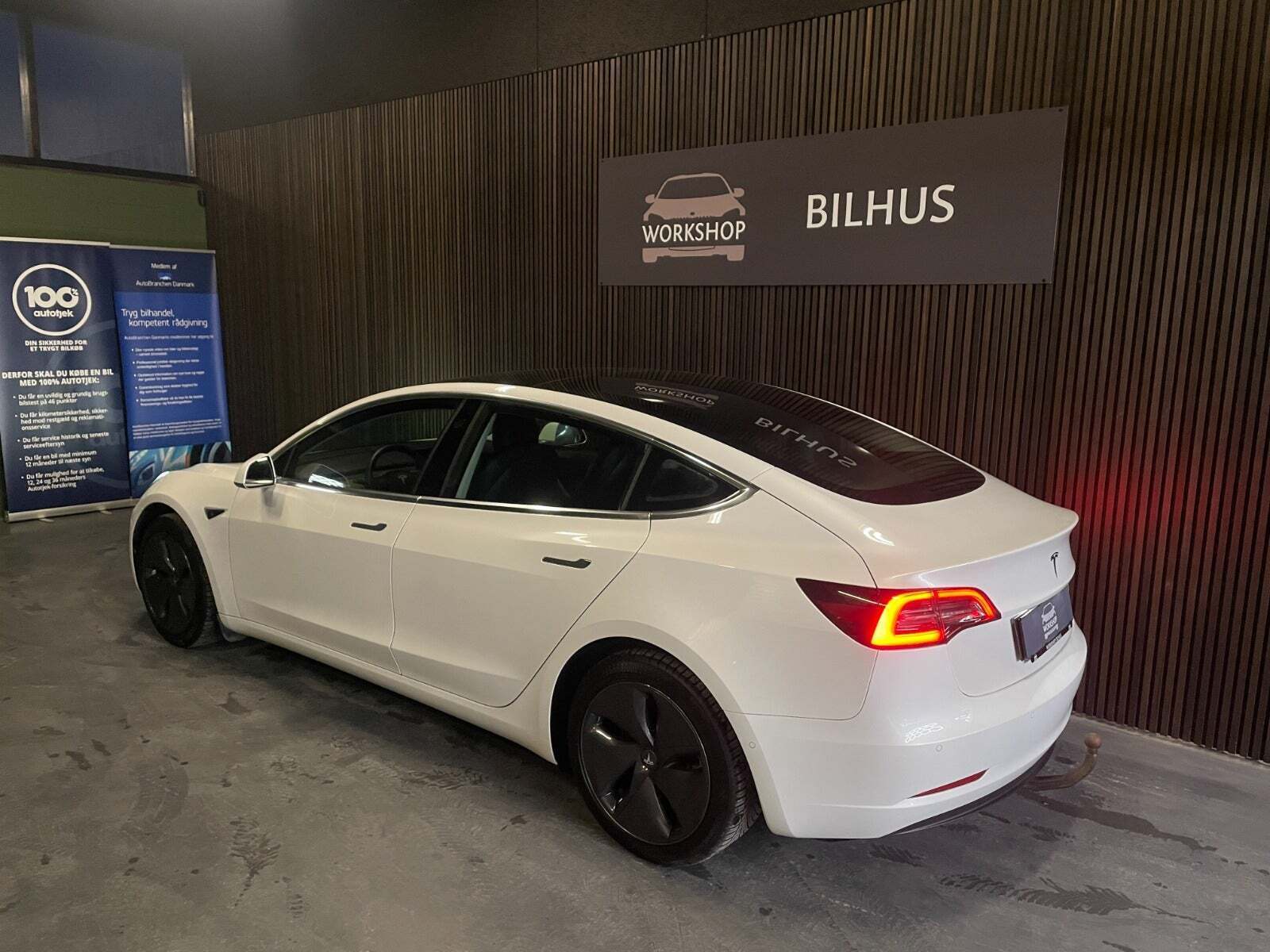 Hvid Tesla Model 3 fra 2020
