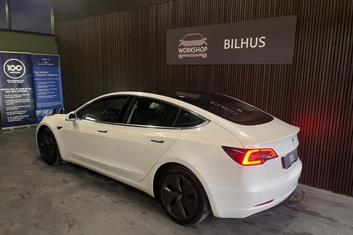 Hvid Tesla Model 3 fra 2020