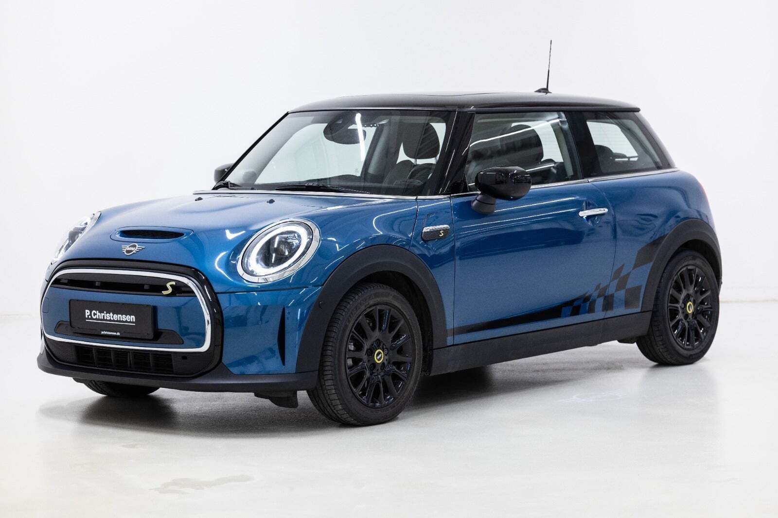 Blå Mini Cooper SE fra 2022 set udefra