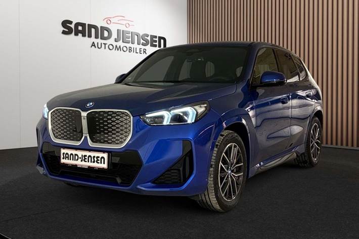 Blå BMW iX1 fra 2024 set udefra
