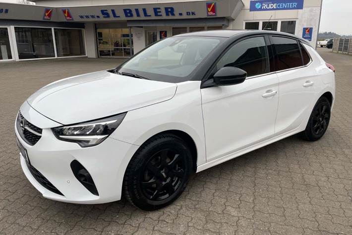 Hvid Opel Corsa fra 2021 set udefra