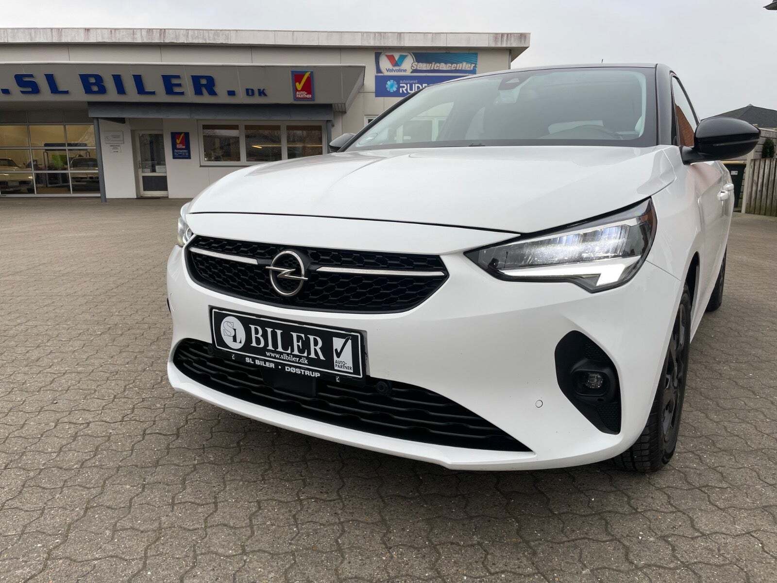 Hvid Opel Corsa fra 2021