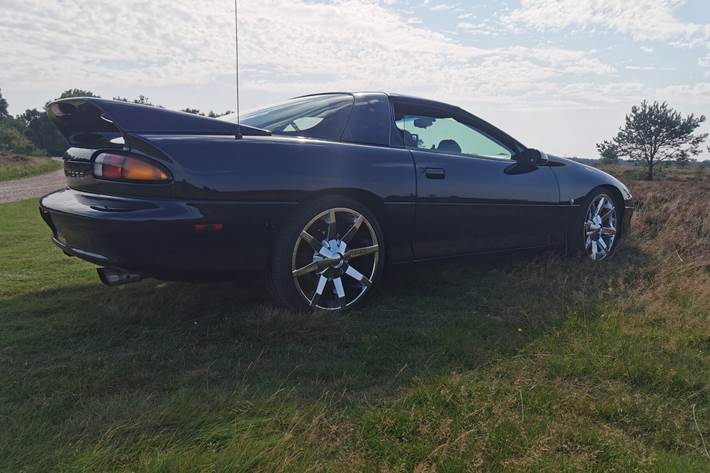 Sort Chevrolet Camaro fra 1997