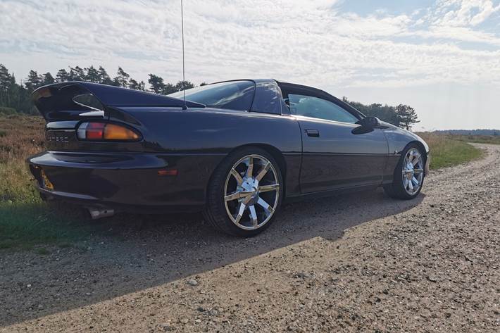 Sort Chevrolet Camaro fra 1997