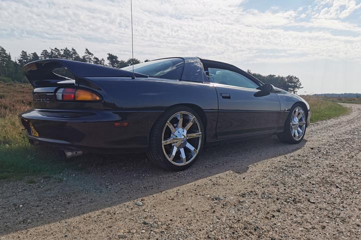 Sort Chevrolet Camaro fra 1997