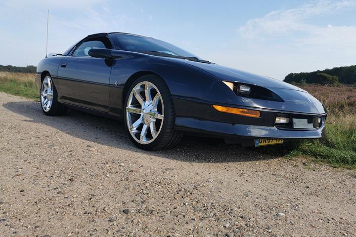 Sort Chevrolet Camaro fra 1997