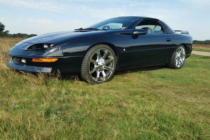Sort Chevrolet Camaro fra 1997