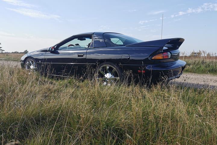 Sort Chevrolet Camaro fra 1997