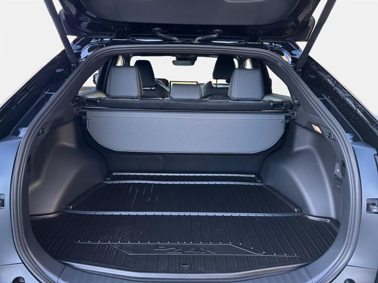 Sort Toyota BZ4X fra 2025