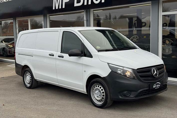 Hvid Mercedes Vito 114 fra 2022