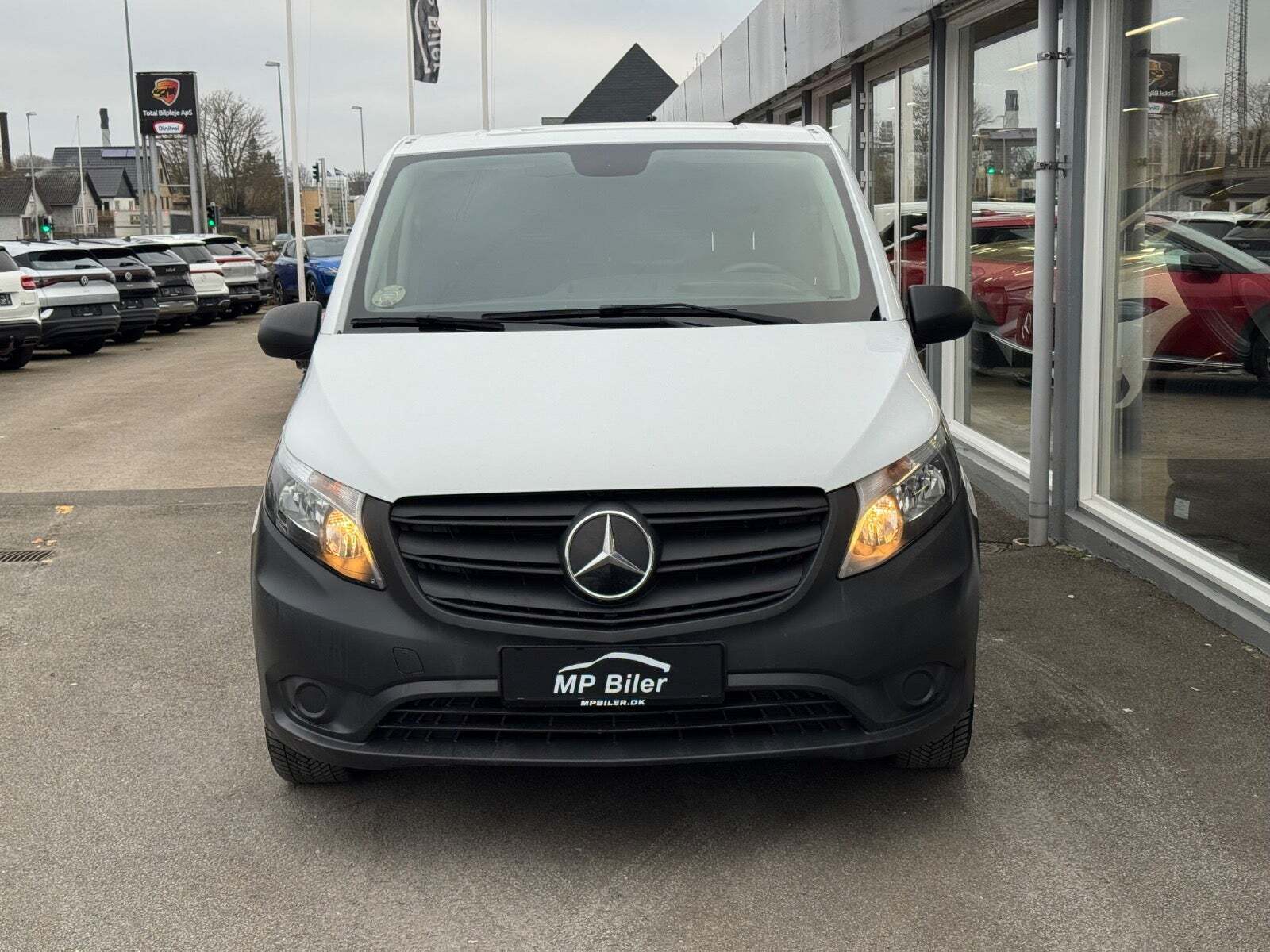 Hvid Mercedes Vito 114 fra 2022