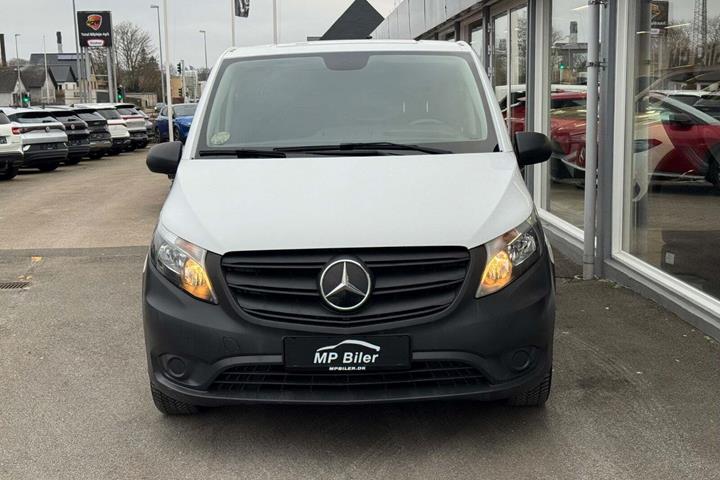 Hvid Mercedes Vito 114 fra 2022