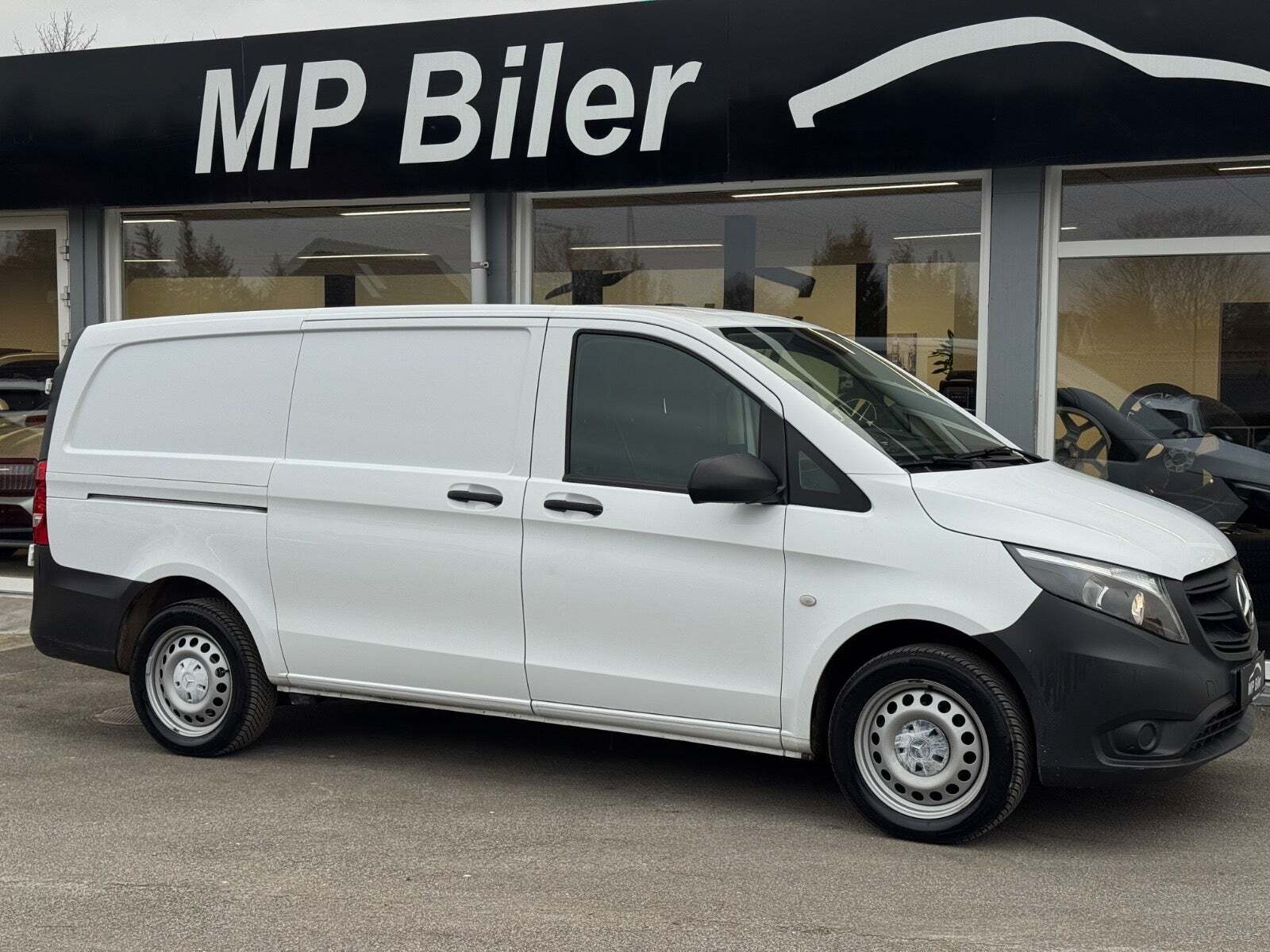 Hvid Mercedes Vito 114 fra 2022