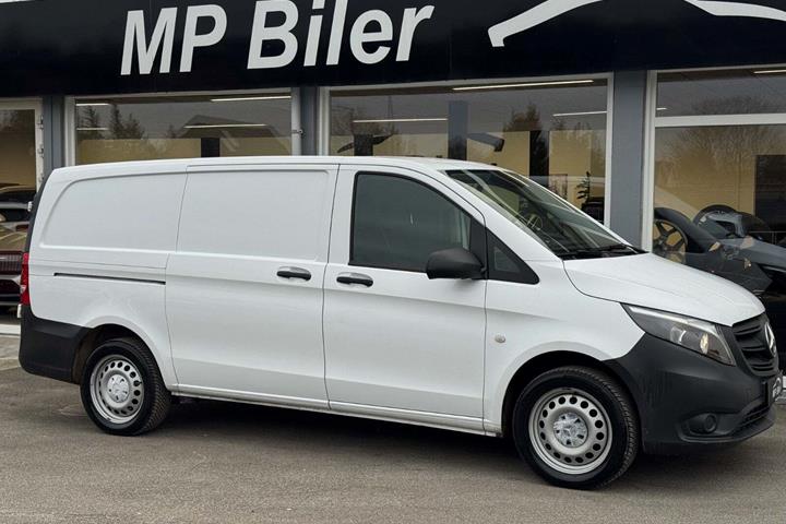 Hvid Mercedes Vito 114 fra 2022