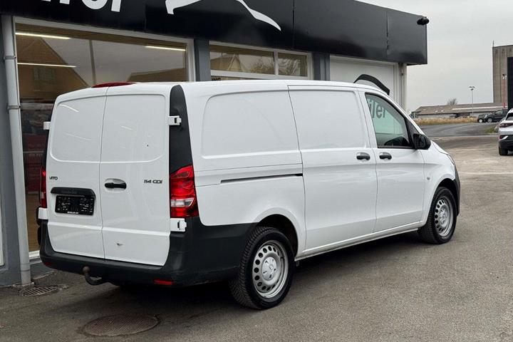 Hvid Mercedes Vito 114 fra 2022